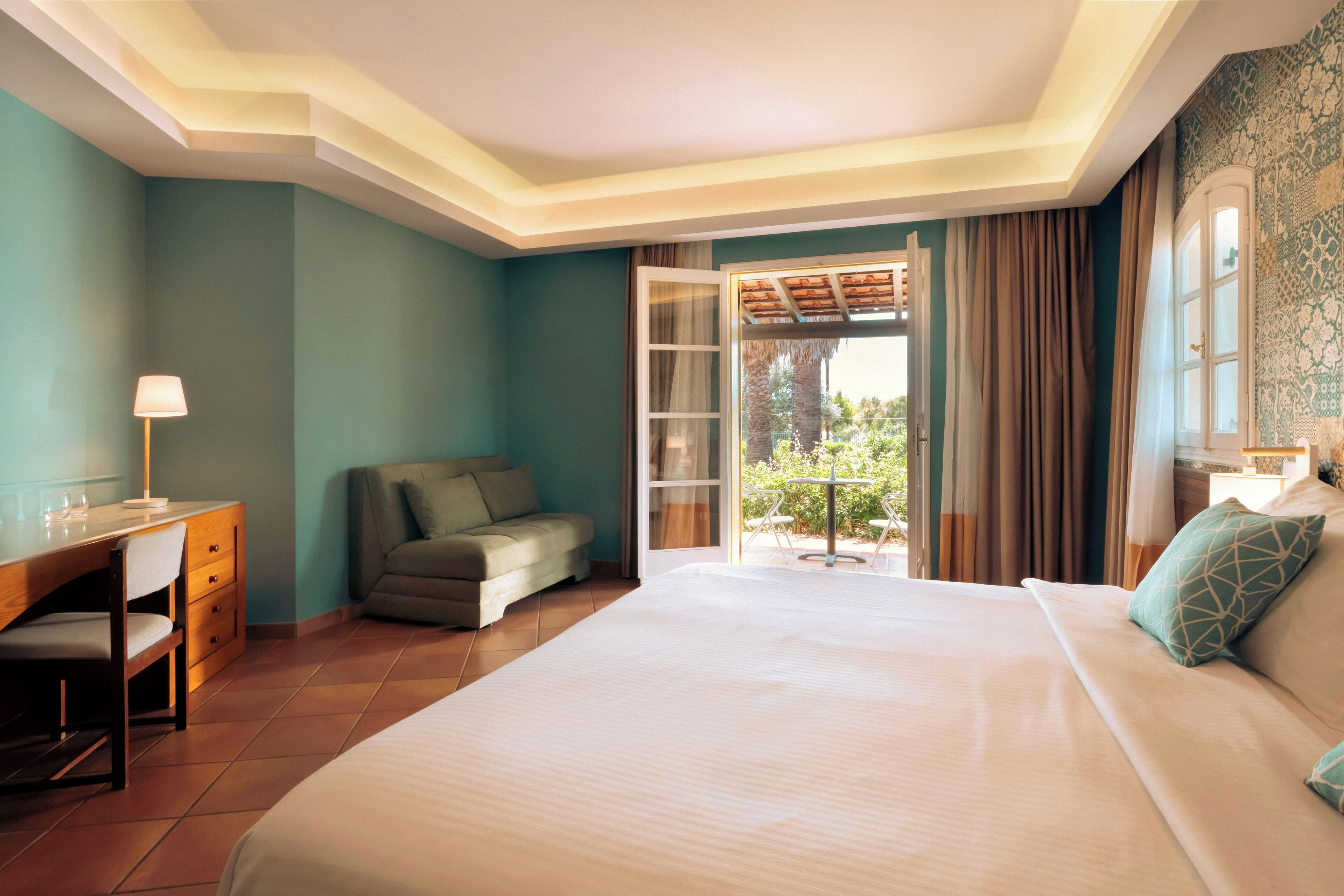 Allergiatestatut vuodevaatteet, tallelokero huoneessa, työpöytä