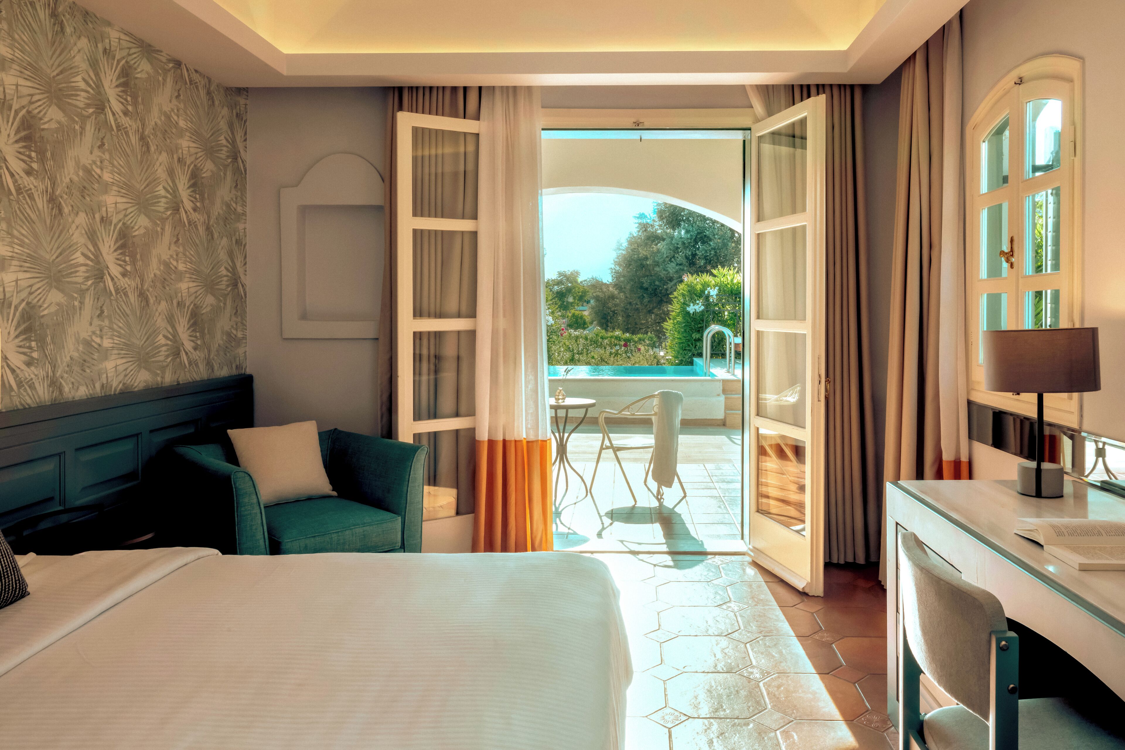 Studio | Allergiatestatut vuodevaatteet, tallelokero huoneessa, työpöytä