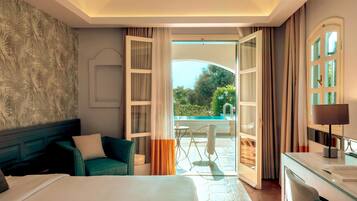 Ein Hotelzimmer mit Bett, Schreibtisch, Stuhl und Blick auf ein Außenbecken.