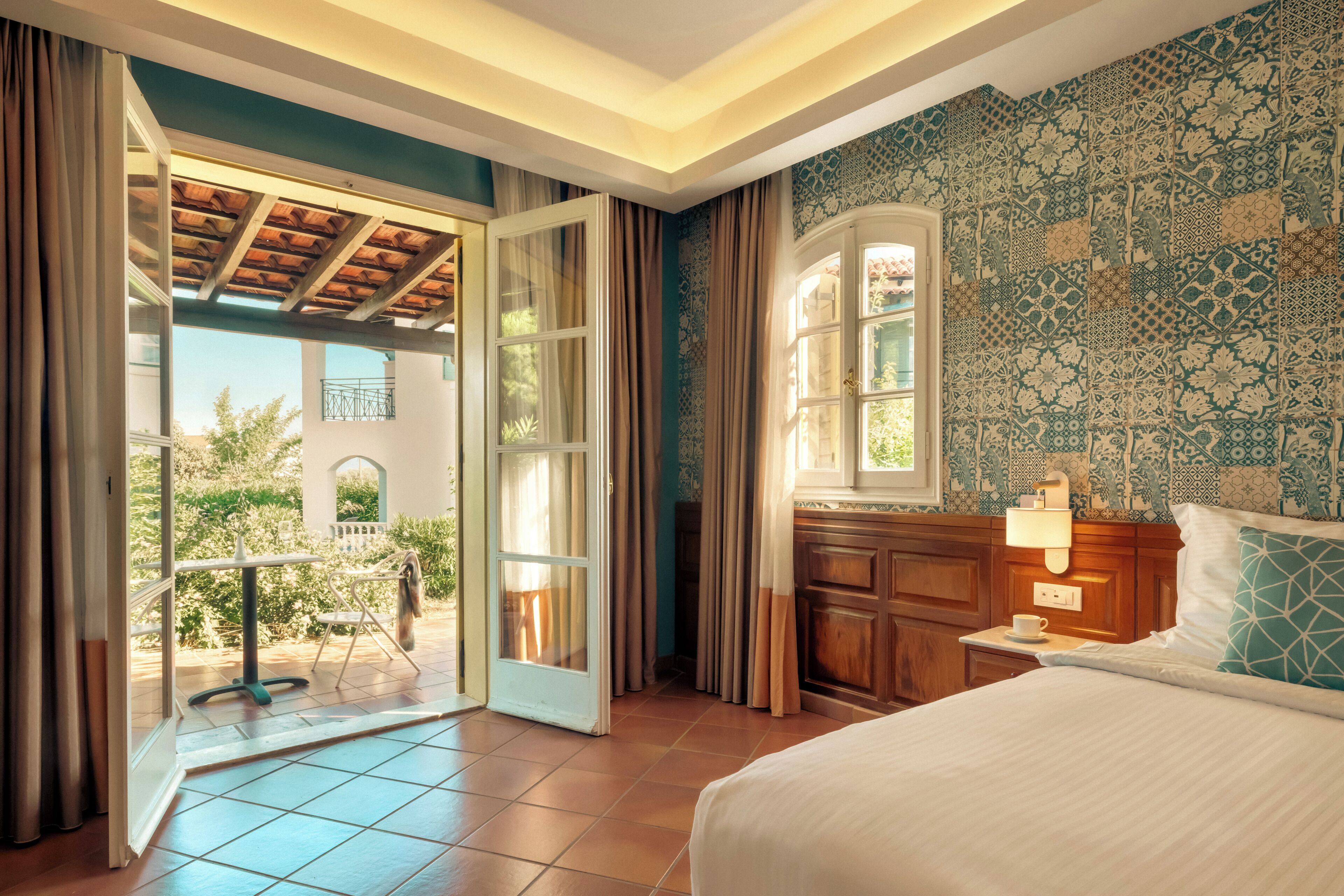 Serenity Garden View room | Allergiatestatut vuodevaatteet, tallelokero huoneessa, työpöytä