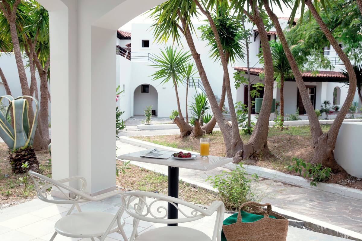 Deluxe Family Room Garden View | Terrace/patio