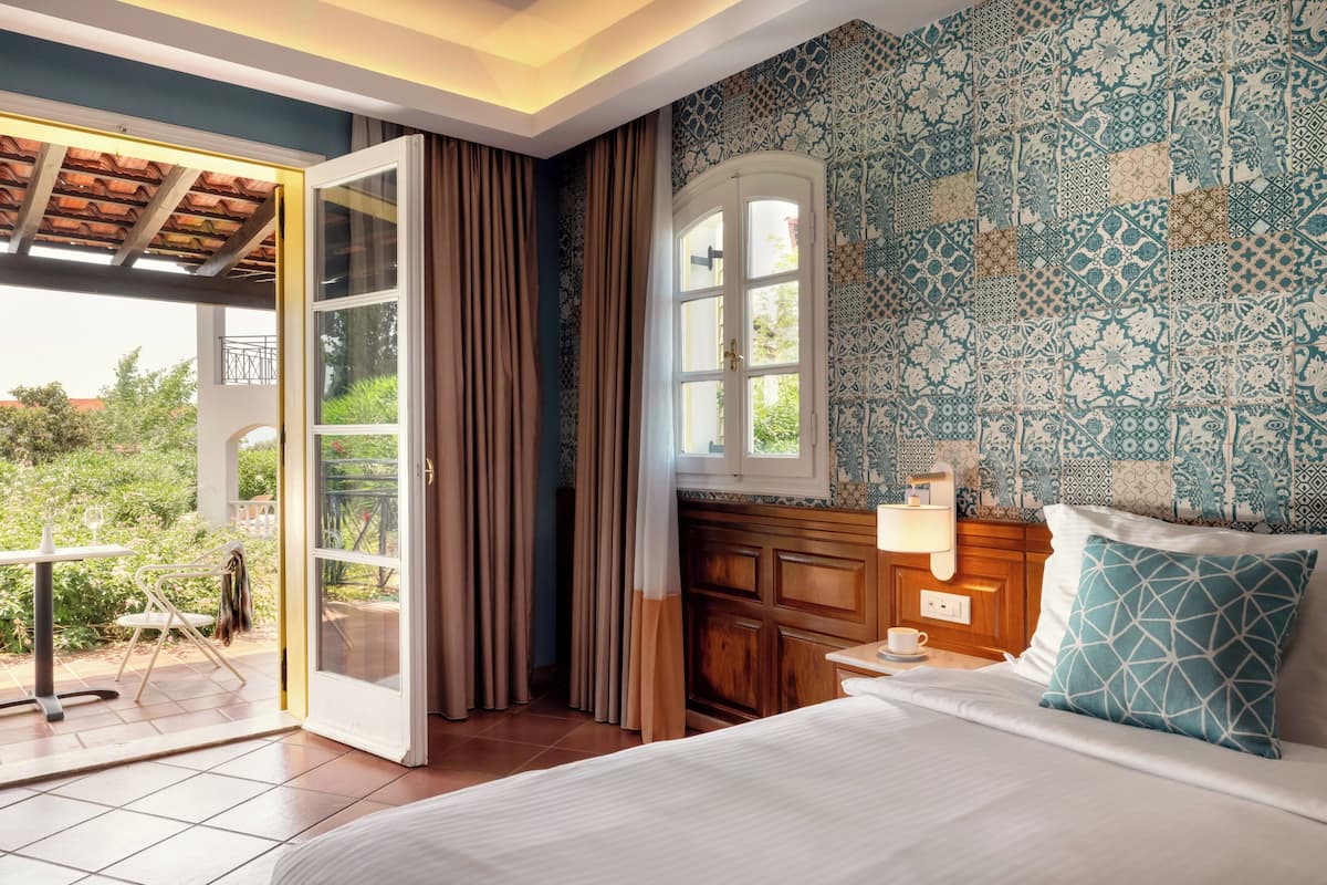 Harmony Bungalow Garden View | Hypo-allergenic bedding, in-room safe, desk, blackout curtains