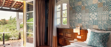 Harmony Bungalow Garden View | Hypo-allergenic bedding, in-room safe, desk, blackout curtains