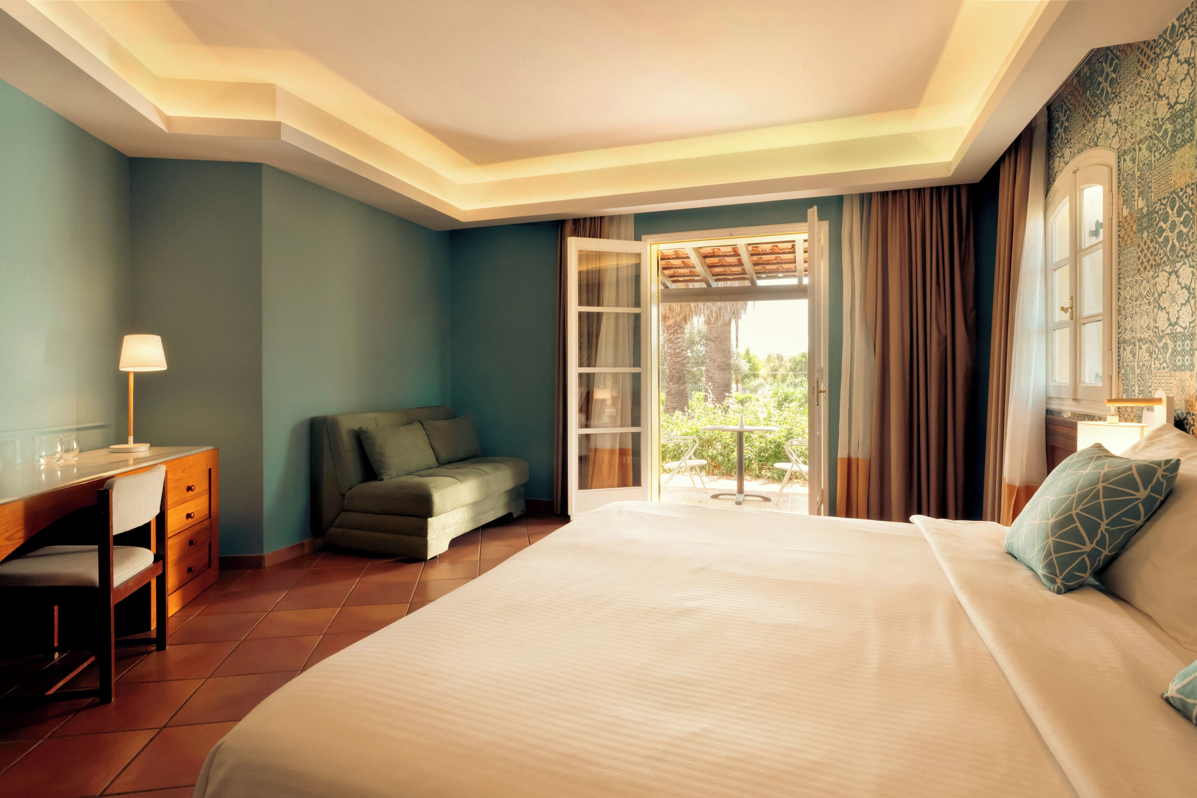 Deluxe Family Room Garden View | Allergiatestatut vuodevaatteet, tallelokero huoneessa, työpöytä