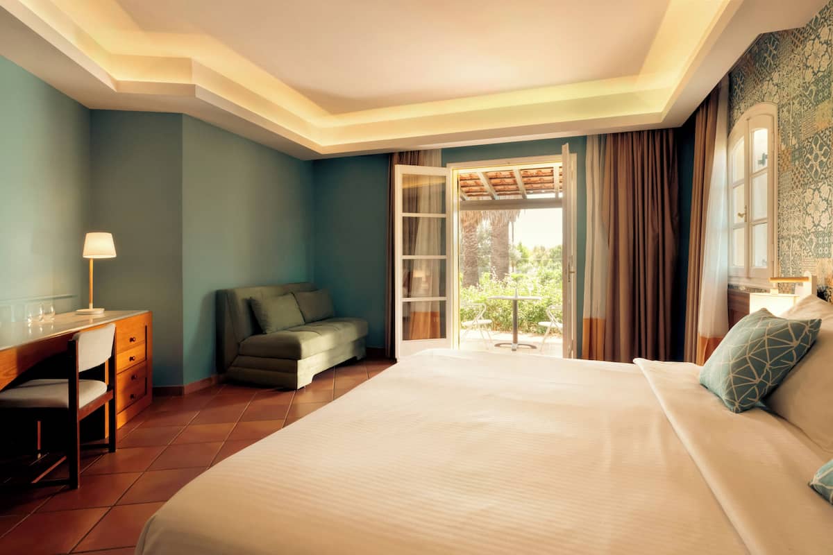 Deluxe Family Room Garden View | Allergitestet sengetøy, safe på rommet, skrivebord og blendingsgardiner