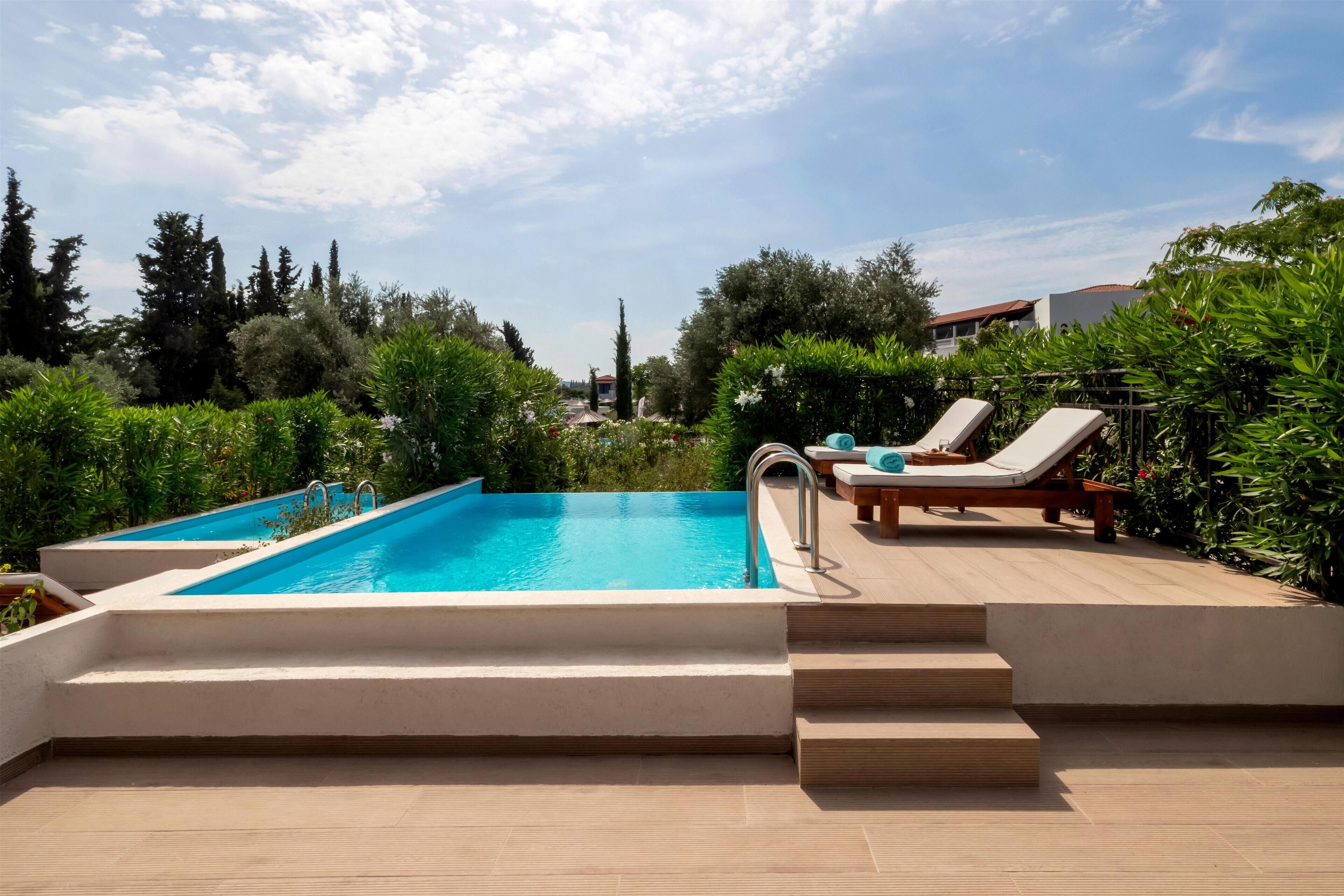 Hypo-allergenic bedding, in-room safe, desk, blackout drapes