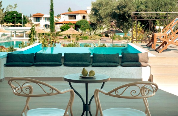 Hypo-allergenic bedding, in-room safe, desk, blackout curtains