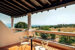 Hypo-allergenic bedding, in-room safe, desk, blackout curtains