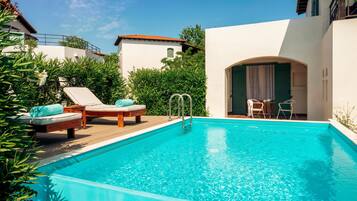 Ropa de cama hipoalergénica y caja de seguridad en la habitación