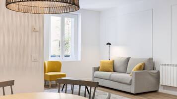 Een 32-inch lcd-televisie met digitale zenders en televisie