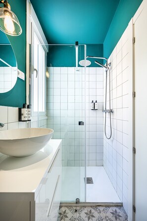 Apartment, 2 Bedrooms | Bathroom | Shower, free toiletries, hair dryer, towels - Smartr Atocha Reina Sofia (Madrid)