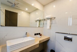 Deluxe Room | Bathroom | Shower, free toiletries, hair dryer, towels - Mayur By Roomsinc Delhi (New Delhi)