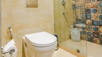 Deluxe Twin Room | Bathroom | Shower, free toiletries, hair dryer, towels