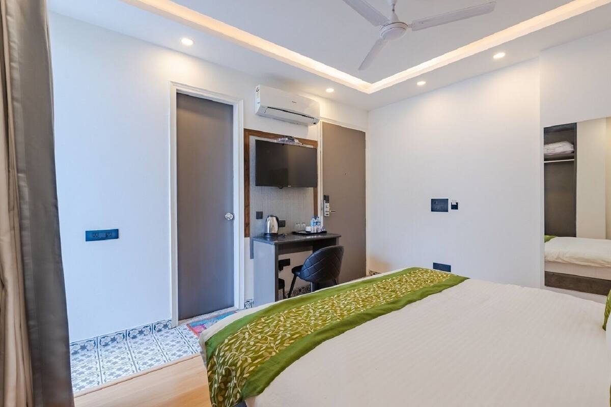 Deluxe Double Room | Gebar bulu kapas, busa memori, peti besi dalam bilik