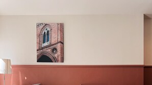 Un salon moderne avec un canapé, une table à manger et une petite table d’appoint agrémentée d’une plante.