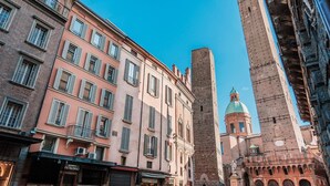 Un bâtiment historique doté d’une tour imposante et d’un dôme.