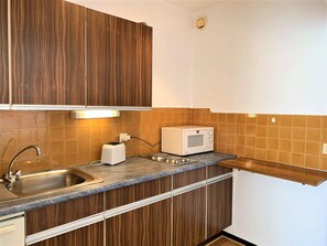 Kühlschrank, Mikrowelle, Wasserkocher mit Kaffee-/Teezubehör, Toaster