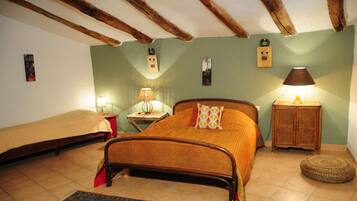 1 habitación, tabla de planchar con plancha y cuna de viaje