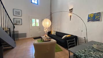 Smart TV, futbolito y libros