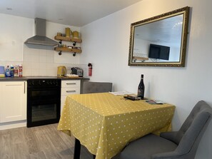Cottage | Dapur pribadi | Lemari es, microwave, oven, dan kompor