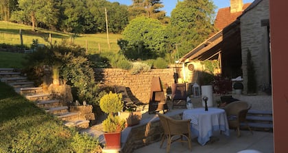 In the heart of Burgundy, in a quiet location, pretty renovated farmhouse for 8 people.