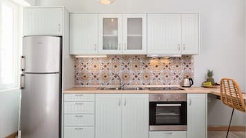 Comfort House | Private kitchen | Oven, stovetop, electric kettle, cookware/dishes/utensils