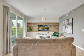 Smart TV - 2bd/2ba condo close to Disney, Gated community at Storey Lake (Kissimmee)