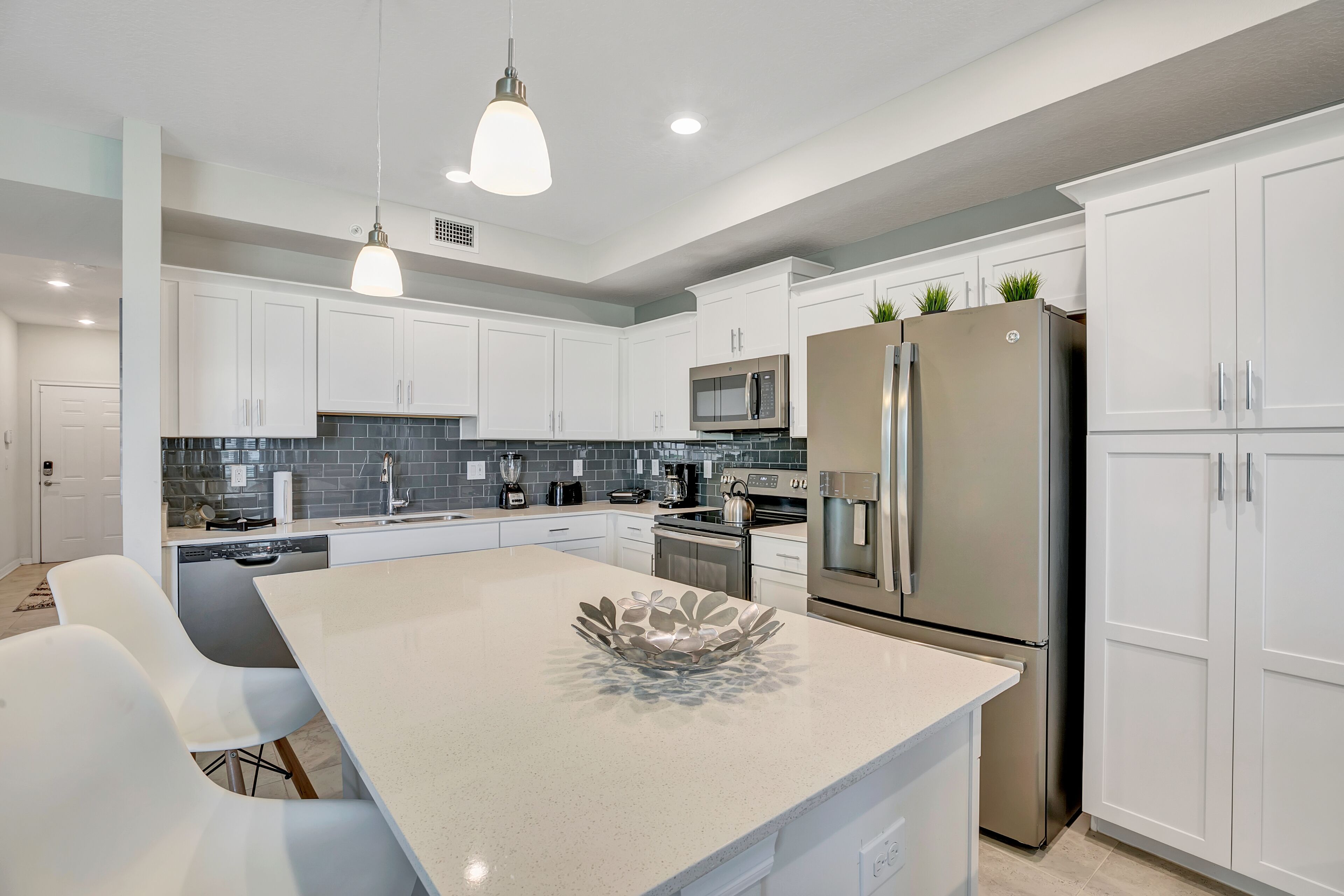 Geladeira, micro-ondas, fogão, cooktop