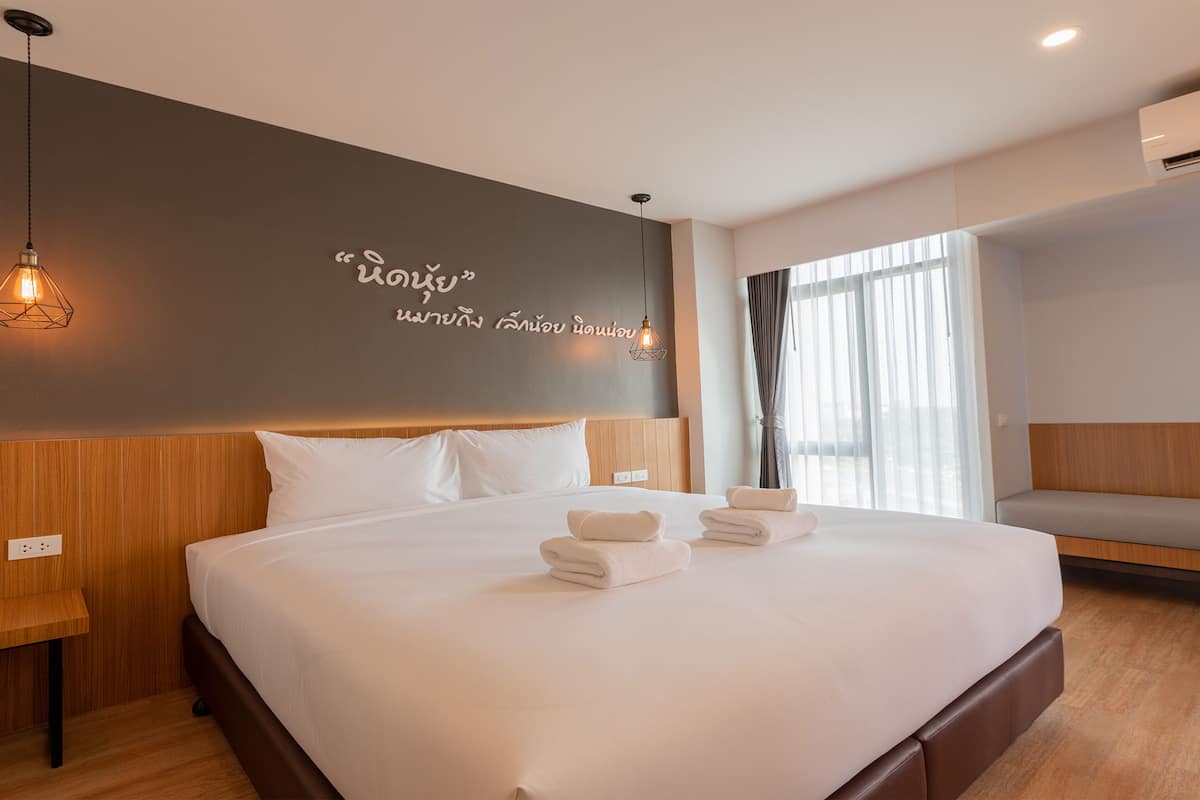 deluxe premier room | in-room safe, blackout curtains, free wifi, bed sheets