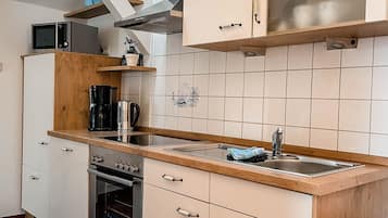 Jääkaappi, mikroaaltouuni, uuni, liesi
