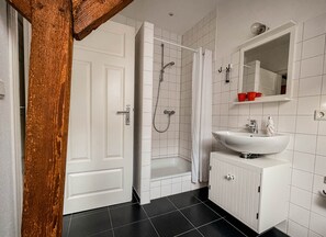 Doccia, asciugacapelli, asciugamani, sapone