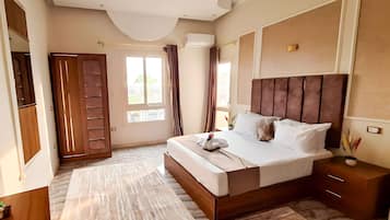 Ropa de cama de alta calidad, cubrecamas y minibar