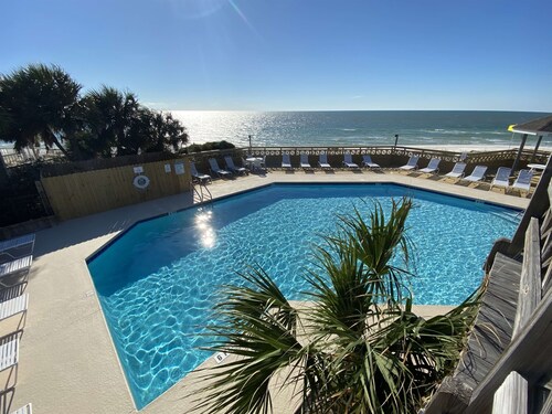 Gated resort on CSB.End unit w/easy walk to beach. Beach cart & chairs included.