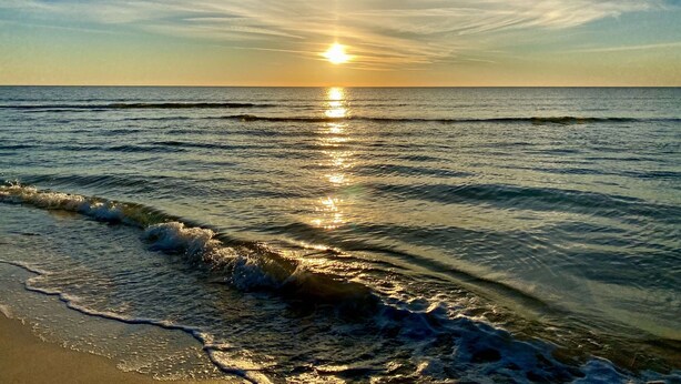 A beach with waves and a sunset. - Gated resort on CSB.End unit w/easy walk to beach. Beach cart & chairs included. (Port St Joe)