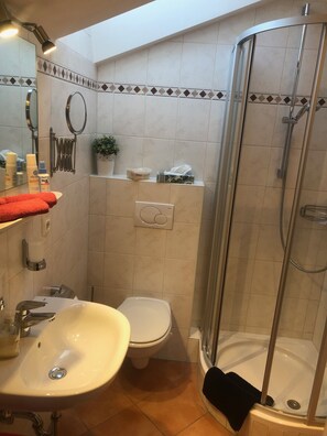 Douche, sĂšche-cheveux, serviettes fournies, savon