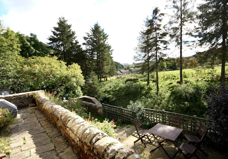 Outdoor dining. Cosy, Dog Friendly Cottage w/ Free WiFi, Woodburner, a good size garden and a short walk to two pubs
