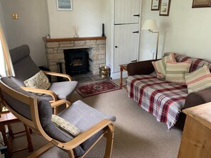 TV, DVD player - Cosy, Dog Friendly Cottage w/ Free WiFi, Woodburner, a good size garden and a short walk to two pubs (Richmond)