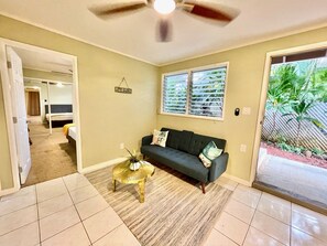 2 bedrooms, desk, free WiFi, bed sheets - Diamond Head/Waikiki Surf Shack 2-Bedroom Private Ohana Unit (Honolulu)
