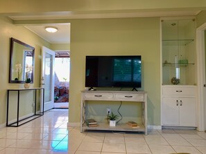 Interior - Diamond Head/Waikiki Surf Shack 2-Bedroom Private Ohana Unit (Honolulu)