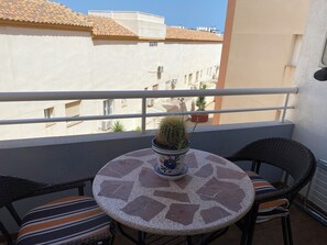 Apartment | Outdoor dining