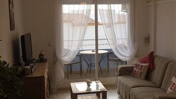 Woonkamer | Een 30-inch televisie met kabelzenders