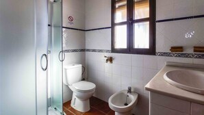 A bathroom with a glass shower enclosure, a toilet, a bidet, and a sink. - Villas Atlantico Sur (Conil de la Frontera)