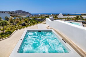Una piscina al aire libre, tumbonas