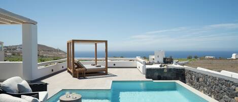 Piscina externa, espreguiçadeiras