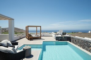 Outdoor pool, sun loungers