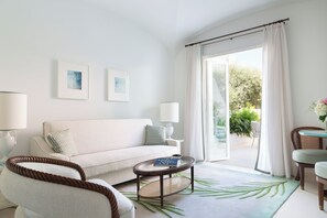 Suite superior, terraza | Zona de estar | Una televisión de pantalla plana