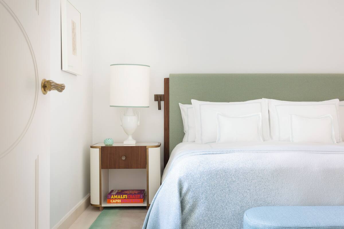 Sengetøy av topp kvalitet, minibar og safe på rommet