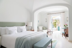 Suite – junior (Prestige Loggia) | Sengetøy av topp kvalitet, minibar og safe på rommet