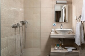 Phòng Deluxe | Phòng tắm | Buồng tắm vòi sen, đồ dùng nhà tắm miễn phí, máy sấy tóc 