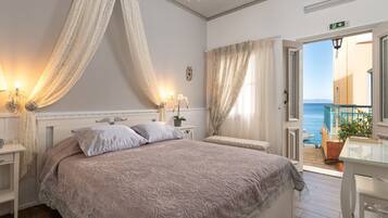 Deluxe-Zimmer | Hochwertige Bettwaren, Betten mit Memory-Foam-Matratzen, Zimmersafe